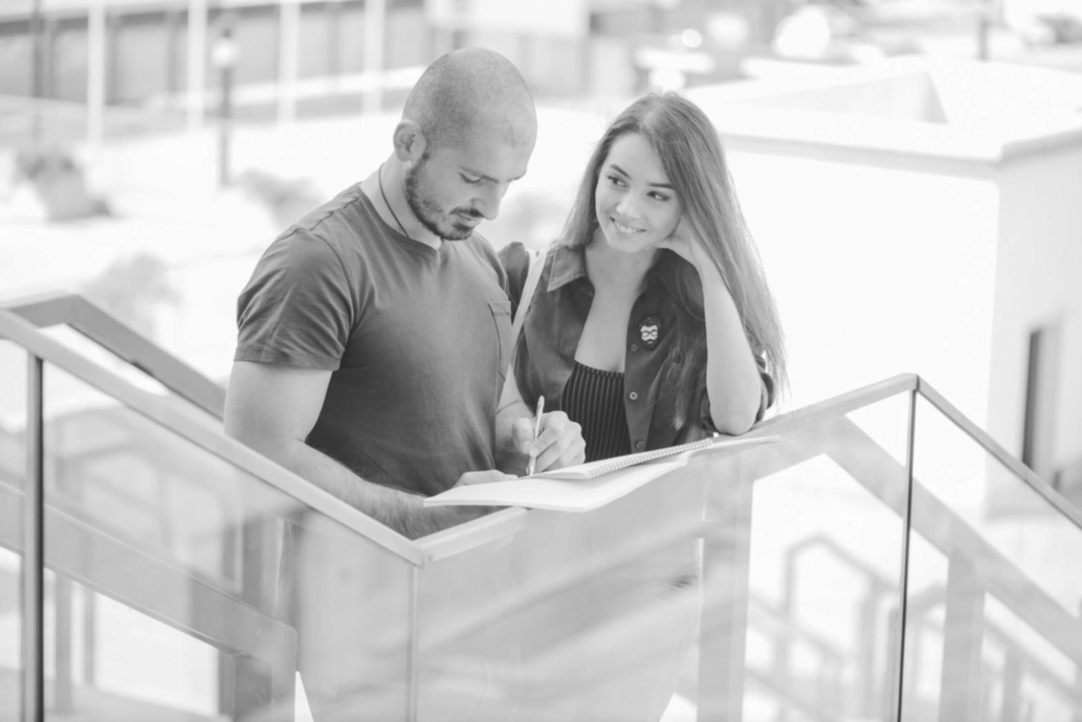 Couple révisant leur budget familial ensemble