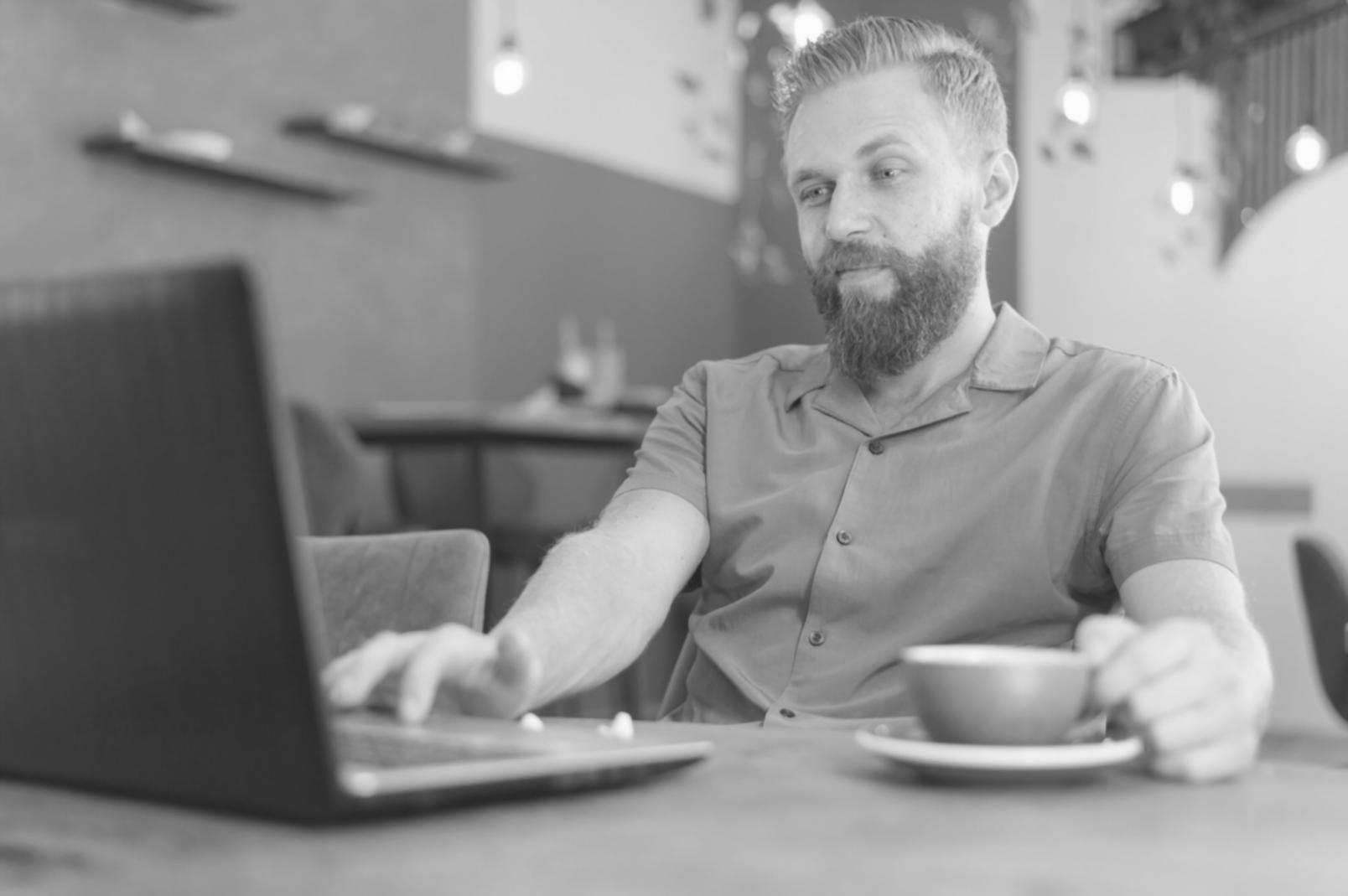 Équipe derionuvola travaillant sur des analyses budgétaires